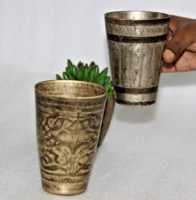 Vaso de latón antiguo de 2 piezas original antiguo hecho a mano grabado floral Foto 1 de 4