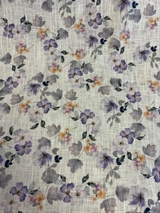 Tela estampada floral blanca y lila 70% lino 30% algodón. Se vende por metro - Imagen 1 de 4