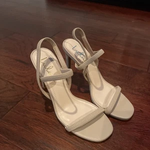 "Sandalias con tiras Lulus color tostado tacón de 3"" talla 8" - Imagen 1 de 8