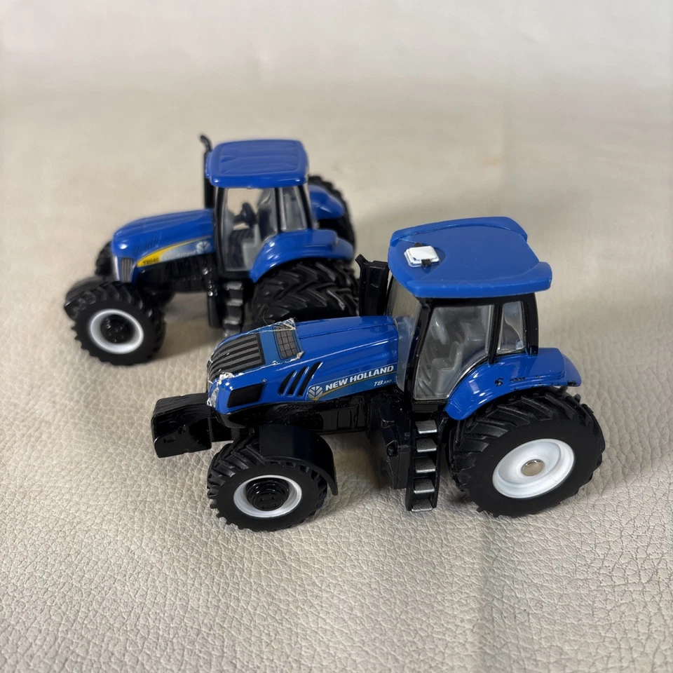 Lote de 2 tractores ERTL New Holland escala 1/64 (T7050 con dobles / T8020) Foto 1 de 4
