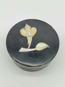Caja de baratijas de mármol con incrustaciones de piedra negra con incrustación de abulón diseño floral redonda - Imagen 1 de 3