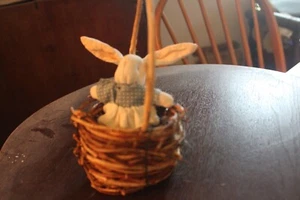 VINTAGE VEGETATIONSSTIELE GEFLOCHTENER OSTERKORB MIT HASE PUPPE DOLL - Bild 1 von 7
