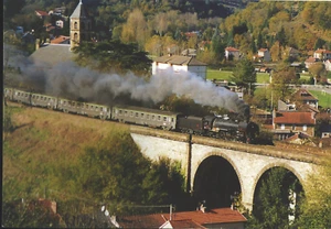 AUBIN 12 Passage devant l'Église Rame Voitures DEV Loco Vapeur 141 R 568 de 1945 - Bild 1 von 2