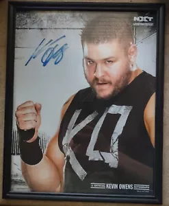 Foto incorniciata firmata Kevin Owens 11x14. WWE NXT. WWE COA - Foto 1 di 1