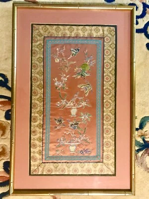 Mariposas, pájaros y flores bordadas chinas antiguas con cestas sobre seda Foto 1 de 4