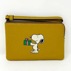 Muñequera Coach X Peanuts con cremallera en esquina con motivo de regalo Snoopy lino multi CF215 - Imagen 1 de 6