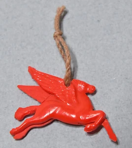 VINTAGE RED PEGASUS MOBIL CELLULOID CHARM CRACKER JACK PRIZES - Picture 1 of 2