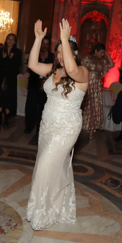 Oleg Cassini Wedding Dress Size 14 Trumpet Embroidered Details - Image 1 of 4