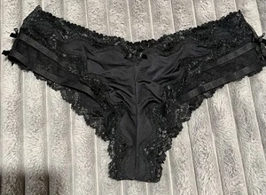VICTORIA’S SECRET CHEEKY LARGE BLACK LACE STRETCH SILKY SIDE BOWS NEW NO TAGS - Picture 1 of 3