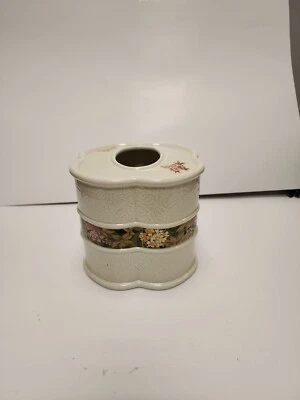 Cubierta de caja de pañuelos de porcelana con bandas florales Croscill Riverside Foto 1 de 4