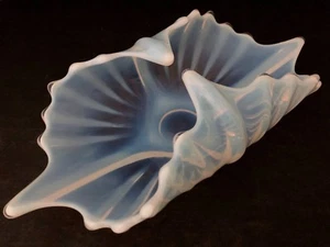 VINTAGE FOSTORIA GEFALTETER KORB SCHALE KUNSTGLAS ~ LIMITIERTE AUSGABE BLAU OPALISIEREND ~ ERBSTÜCK - Bild 1 von 12