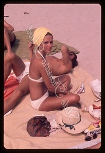 Manta de bikini traje de baño de playa mujer bonita 35 mm diapositiva años 70 - Imagen 1 de 3