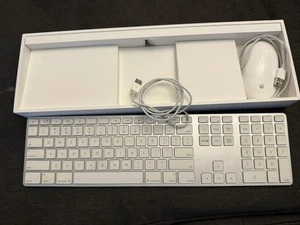 Apple A1243 Wired USB Keyboard & A1152 Mighty Mouse Box Set WHITE - Picture 1 of 2