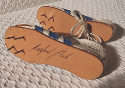 Adidas Mini Miniatur Fußballschuhe signiert mit Nägel Schuhdesign 1970er 1980er - Bild 1 von 4