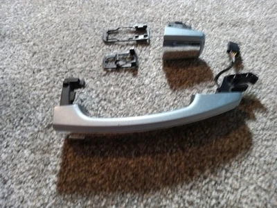 Manija de puerta Cadilac SRX delantera derecha azul metálico con cromo OEM GM  Foto 1 de 4