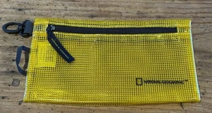 Borsa NATIONAL GEOGRAPHIC chiusura zip “WET ESSENTIALS” GIALLA 9”x 5” clip-on NUOVA - Foto 1 di 7