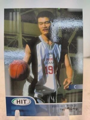 YAO MING ROOKIE 2002 03 Sage Hit Baloncesto #5 RC Houston Rockets Salón de la fama  Foto 1 de 2
