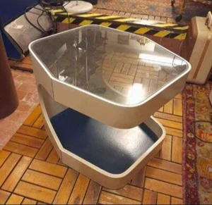 Comodino Vintage Con Vetro - Foto 1 di 10