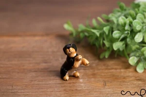 Estatuilla de perro Rottweiler pequeña de pie de cerámica hecha a mano - Imagen 1 de 6