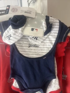 MLB New York Yankees Infant Boys Bodysuit, Bib & Booties Set, Size  NB Months 🔥 - Picture 1 of 3