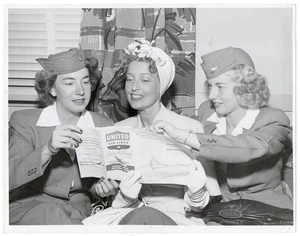 Großes Original 1948 Foto von 3 identifizierten United Airline Stewardess's - Bild 1 von 2