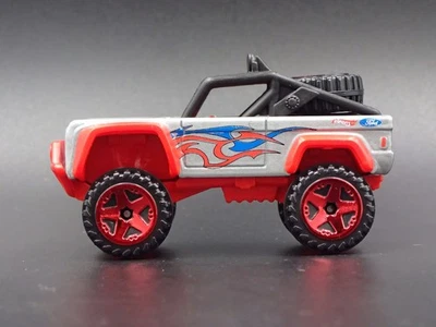 1966-1977 Ford BRONCO 4X4 fuori Strada Personalizzato Argento 1:64 Modello Auto - Immagine 1 di 4