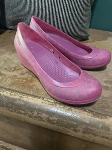 Crocs Carlisa Mini Wedge Shoes Size 6 Pink Purple Leopard Animal Print - Picture 1 of 3