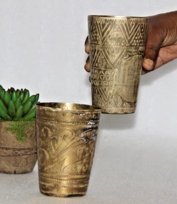 Vaso de latón antiguo de 2 piezas original antiguo hecho a mano grabado floral Foto 1 de 4