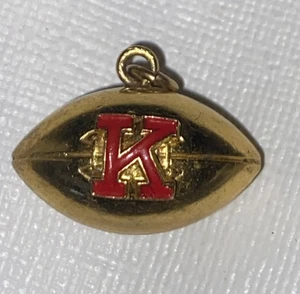 Vintage MCM Fußball GOLDFARBEN Anhänger Buchstabe K EMAILLE ROT - Bild 1 von 5