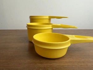 Juego de 3 tazas medidoras en seco de repuesto Tupperware amarillas vintage - Imagen 1 de 5