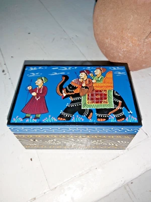 HAND PAINTED INDIAN MANGO WOOD TRINKET/JEWELLERY BOX - ELEPHANT  SCENE - Image 1 of 4
