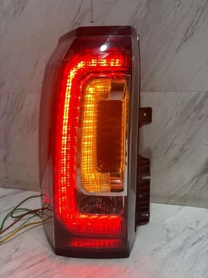 GMC Yukon Denali XL 2015 2020 luz trasera exterior lado del conductor pieza de repuesto Foto 1 de 4
