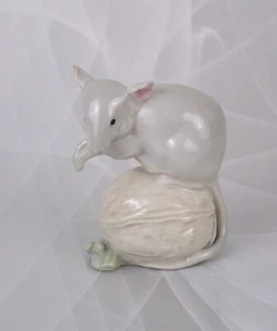 Figura de porcelana figura "Dulce ratón sobre nogal" ratón ratón ratón estatuilla 1 opción - Imagen 1 de 5