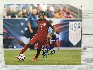 Equipo fotográfico firmado por Kellyn Acosta autografiado 8x10 EE. UU. b - Imagen 1 de 1