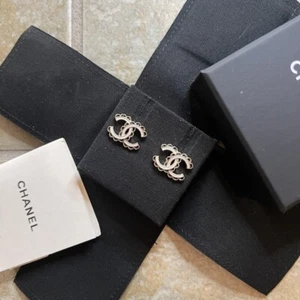 Authentic Chanel 2024 CC Logos White Enamel & Black Trim Earrings Gold Tone - Picture 1 of 6