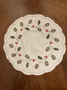 Four Vintage Christmas placemats round 13 inch diameter holly and berries - Picture 1 of 6