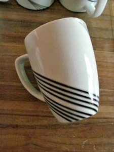 *CORELLE Coordinates URBAN ARC nero/grigio linee curvy tazza caffè bianca MULTIPLA - Foto 1 di 3