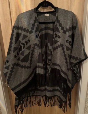 Hollister Cinza Asteca Geométrico Boho Capa Envoltório Xale Cobertura Tamanho Único XS/S Quente - Imagem 1 de 4