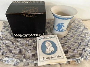 WEDGWOOD (ENGLAND) WHITE Jasperware VASE, orig. box & tissue paper; PRISTINE - Picture 1 of 9