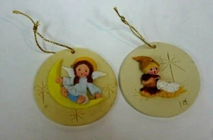 Vintage 1980-82 EL runde Keramik Ornamente mit Aufhängern 2 1/4" süß - Bild 1 von 2