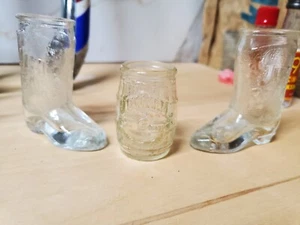 3 JIM BEAM Bourbon Whiskey klares Glas 3"" Cowboystiefel Schnappgläser & 2"" Fass - Bild 1 von 2
