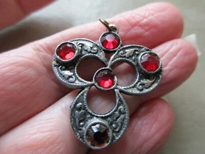 PRETTY VINTAGE DARK SILVER TONE RED CRYSTAL TREFOIL FOB CHARM PENDANT NECKLACE - Picture 1 of 2