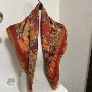 Bufanda de Seda Roja Hermès con Patrón Étnico 90cm x 90cm Elegante Accesorio - Imagen 1 de 3