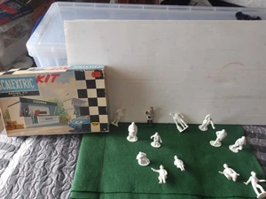 SCALEXTRIC VINTAGE RACING PIT KIT BOX ONLY +12 UNPAINTED 1 P FIGURES SEE PHOTOS - Picture 1 of 11