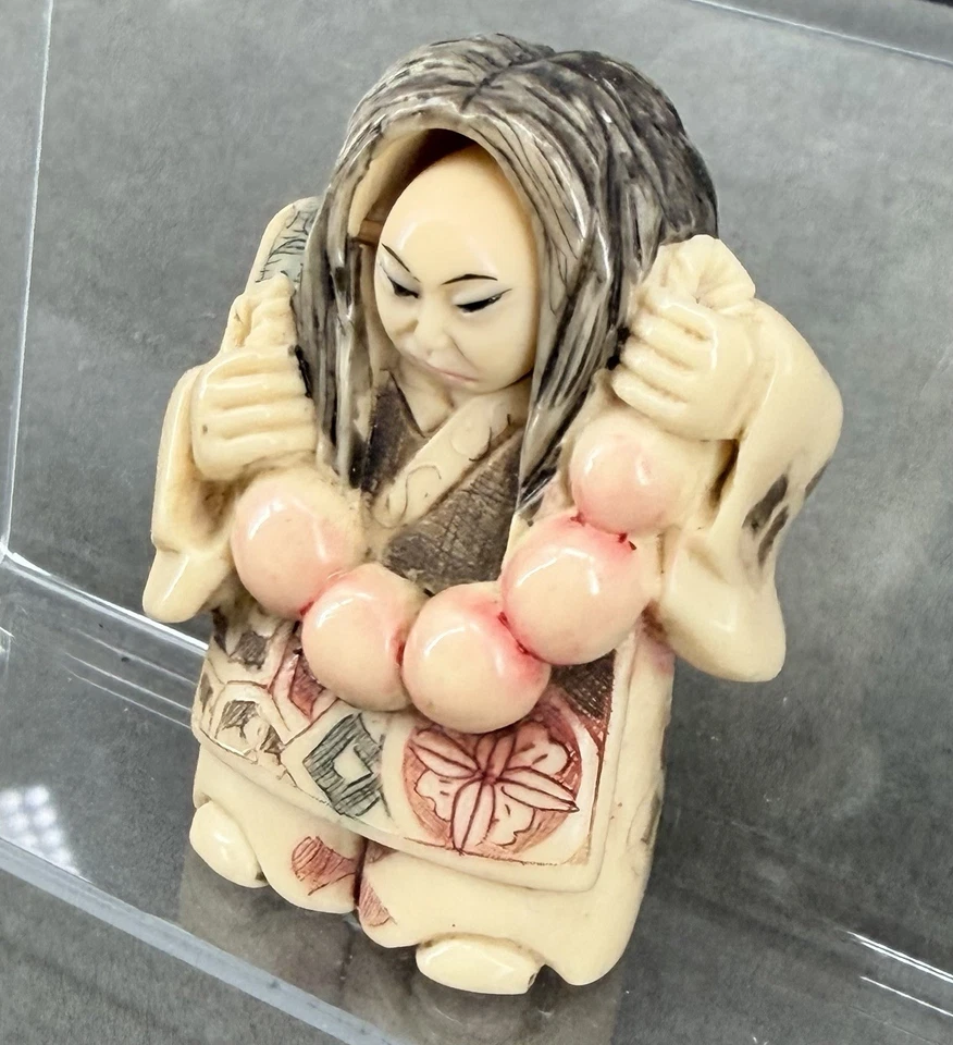 Figura de resina Netsuke japonesa de colección giratoria de dos caras de vampiro/mujer firmada Foto 1 de 4