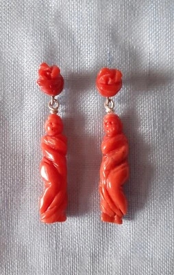 Orecchini  in corallo naturale figurine intagliate e antiche rose.Argento925 - Immagine 1 di 4