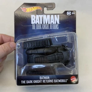 Hot Wheels Batman 1:50 Scale Die-Cast - Dark Knight Returns Batmobile Bat Tank - Bild 1 von 4
