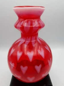 Fenton Limited Edition Hand engraved by Shelley Fenton 06 Vase Ruby Heart Optic  - Picture 1 of 9