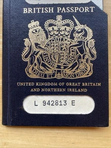 Pasaporte británico vintage cancelado emitido 1986 - Imagen 1 de 10