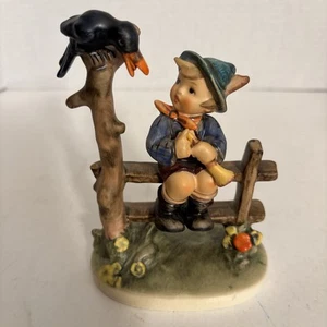 Niño en cerca Hummel MISCHIEF MAKER de colección con Black Bird 1960, #342 - Imagen 1 de 6